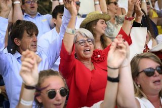 La conseillère fédérale Elisabeth Baume-Schneider et son mari Pierre-André chantent la Rauracienne en se tenant les mains lors du 118e Marche-Concours.
